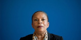 Madame Taubira passe son examen d’entrée chez les Précieuses Madame Taubira passe son examen d’entrée chez les Précieuses