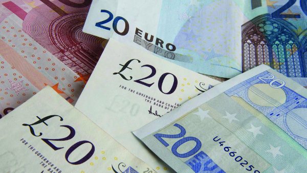 Billets de banque ( livres sterling et euros ) : illustration./Credit:JAUBERT/SIPA/1102211502