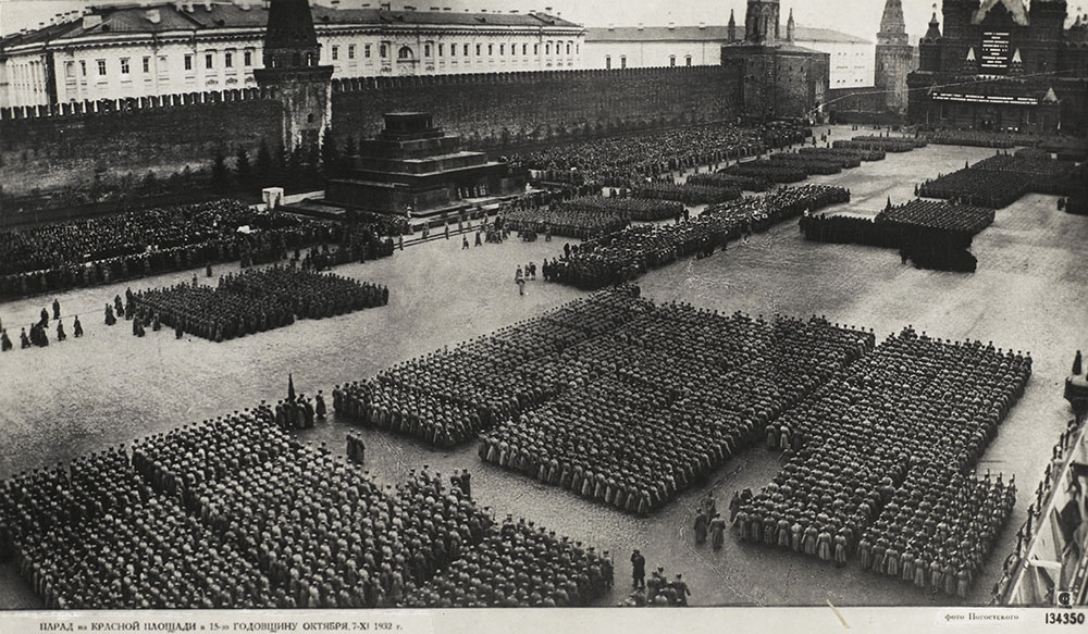 Révolution d'Octobre 15ème Parade Anniversaire - Politique Magazine