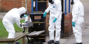 Les services britanniques emportent le banc sur lequel on a retrouvé Sergei Skripal et sa fille Yulia à Salisbury. Politique magazine