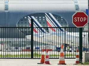 Air France : un fleuron français qui va disparaître du service public. l'État vend Air france à Accor. Bientôt, le reste ?